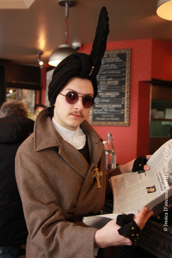 Dans un café à Paris - Modasic