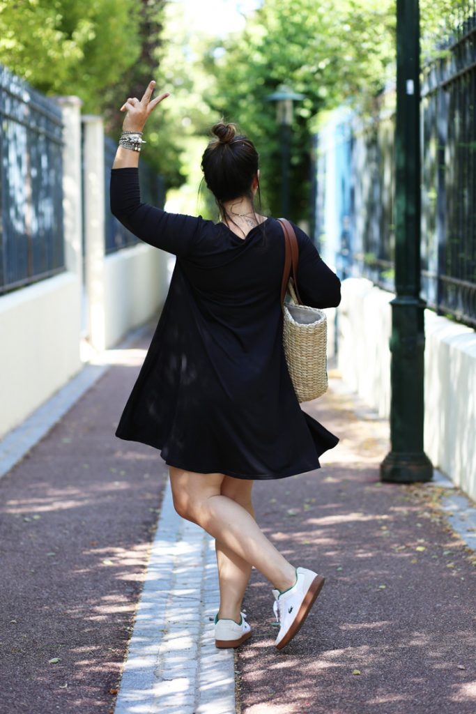 Robe noire + baskets blanches = le bon mix - Modasic